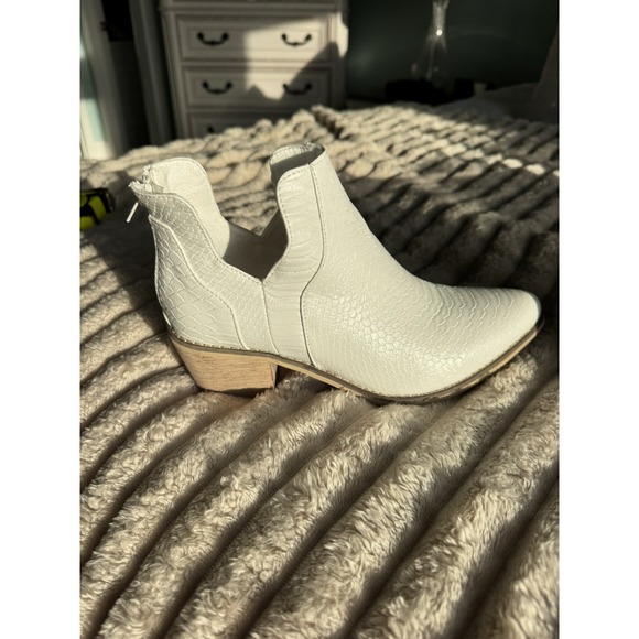 Women's Ankle Bootie V Cut Low Stacked Heel Closed Toe White  - Size 9 - Picture 2 of 6